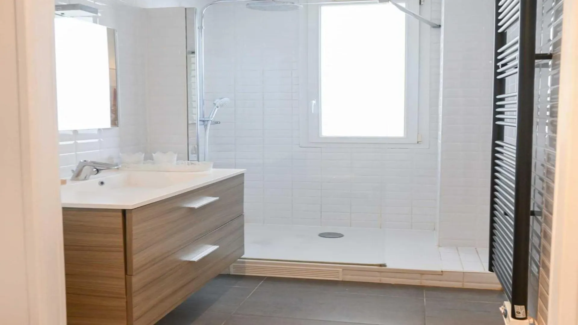Modern Apartment - 2Br-4P- Canal Saint-Martin 巴黎